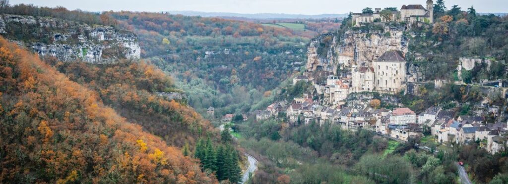 paysage de montagne et ville de Rocamadour